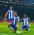 Atacante Gul tenta levar vantagem sobre a defesa do Estrela Vermelha –  Foto: Divulgação / Porto / Jogada10