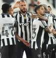 Newton ceha junto e divide com Eveton Ribeiro  Foto: Vitor Silva/Botafogo / Jogada10