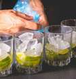 Copos de caipirinhas em preparação   Foto: Getty Images / BBC News Brasil