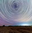 A rotação da Terra faz com que as estrelas pareçam estar se movendo: à medida que gira em torno de seu eixo, ela também viaja ao redor do Sol, a velocidades de passam de 1.600 km/h no primeiro caso e 100.000 km/h no segundo Qu Yubao/Xinhua News Agency via Getty Images  Foto: The Conversation