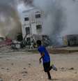 Um jovem corre para se proteger após um ataque aéreo durante uma operação militar israelense na Cidade de Gaza, em 3 de outubro de 2025.  Foto: EPA/Shutterstock / BBC News Brasil