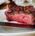 No Brasil, os desafios são imensos. Um estudo da USP e da UERJ revelou que a dieta brasileira, marcada pelo consumo elevado de carne bovina e produtos ultraprocessados, reduz em média 5,89 minutos de vida saudável por item consumido.  Foto: © Unsplash - Sven Brandsma / RFI