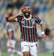 Hulk tenta partir ao ataque, mas recebe e carga de Renê (deitado) e Lucho.  Foto: Pedro Souza / Atlético / Jogada10