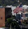 Bandeira dos EUA hasteada no edifício onde fica a sede diplomática norte-americana em Caracas, em 24 de janeiro de 2019.  Foto: REUTERS/Carlos Garcia Rawlins / RFI