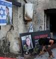 Um morador do kibutz de Kfar Aza coloca uma vela em homenagem a Ofir Shoshani, uma das vítimas do ataque do Hamas, durante uma cerimônia realizada nesta terça-feira, 7 de outubro de 2025.  Foto: REUTERS - Ronen Zvulun / RFI