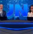 Bonner e Renata encerraram o 'JN' comentando a expectativa do Brasil pela cena da morte da vilã de 'Vale Tudo'  Foto: Reprodução/TV