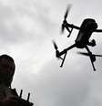 Militar ucraniano opera um drone durante a competição de corrida de drones ‘Wild Drones’, que simula condições de combate, em Kamianets-Podilskyi, na região de Khmelnytsky.  Foto: AFP - YURIY DYACHYSHYN / RFI