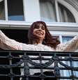 A ex-presidente argentina Cristina Kirchner acena para apoiadores da sacada de sua residência em Buenos Aires, em 11 de junho de 2025.  Foto: AFP - LUIS ROBAYO / RFI