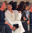 Meghan Markle ri de modelo tropeçando em desfile  Foto: Reprodução/X