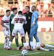 Momento do pênalti não marcado –  Foto: Reprodução de vídeo / Jogada10