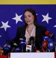 A candidata presidencial eleita pela oposição venezuelana, Maria Corina Machado, dá uma entrevista coletiva após sua vitória nas eleições primárias da oposição, em Caracas, em 22 de outubro de 2023  Foto: Getty Images / BBC News Brasil