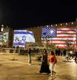 Bandeiras dos Estados Unidos e de Israel são projetadas nos muros da Cidade Velha de Jerusalém, após Israel e o Hamas concordarem com a primeira fase do plano proposto por Donald Trump para acabar com a guerra em Gaza, em 9 de outubro de 2025.  Foto: REUTERS - Sinan Abu Mayzer / RFI