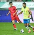 Casemiro, do Brasil (à direita), controla a bola contra Lee Jae Sung, da Coreia do Sul (à esquerda), durante o amistoso internacional entre Coreia do Sul e Brasil  Foto: Getty Images