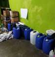  Galões encontrados em fábrica de bebidas clandestinas de São Bernardo do Campo  Foto: Divulgação/Polícia Civil SP