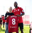 Pan Teixeira comemora última quimio ao lado do marido, o jogador Marcão, do Sevilla  Foto: Reprodução/Instagram @sevillafc