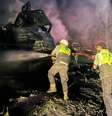 Bombeiros apagam as chamas no local de um ataque israelense durante a noite na área de Al-Msayleh, no sul do Líbano, em 11 de outubro de 2025. O presidente libanês, Joseph Aoun, condenou Israel por realizar ataques noturnos contra instalações civis que, segundo o Ministério da Saúde, mataram pelo menos uma pessoa.  Foto: AFP - MAHMOUD ZAYYAT / RFI