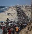 Palestinos, carregando os pertences que conseguiram levar consigo, movem-se em direção à parte norte da Faixa de Gaza pela Rua Rashid, que conecta o norte e o sul do enclave, na Cidade de Gaza  Foto: Khames Alrefi/Anadolu via Getty Images
