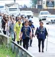 Romeiros caminham pela Rodovia Presidente Dutra (BR-116), na altura da cidade de Taubaté (SP), rumo ao Santuário de Nossa Senhora Aparecida, nesta sexta-feira, 10.  Foto: VITOR VIDAL/AGÊNCIA F8/ESTADÃO CONTEÚDO