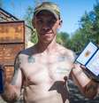 Andrii Andriichuk, um criminoso de carreira que se tornou soldado, exibe sua medalha da Cruz de Cavaleiro, concedida por coragem e bravura  Foto: Matthew Goddard/BBC / BBC News Brasil