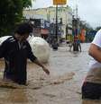 Moradores de Poza Rica, no estado de Veracruz, enfrentam as ruas inundadas  Foto: DW / Deutsche Welle