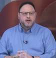 Eduardo Castro na bancada de comentaristas do 'Jornal TVT News Primeira Edição': à vontade para criticar governos e autoridades  Foto: Reprodução