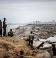 A vida cotidiana continua na Faixa de Gaza devastada pela guerra enquanto os palestinos aguardam a entrada em vigor do cessar-fogo acordado, em Deir al Balah, Gaza, em 09 de outubro de 2025  Foto: Ali Jadallah/Anadolu via Getty Images