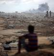 Uma coluna de fumaça sobe após o bombardeio israelense na Faixa de Gaza, vista do noroeste do campo de refugiados de Nuseirat, em Gaza, em 9 de outubro de 2025.  Foto: Majdi Fathi/NurPhoto via Getty Images
