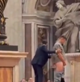 Homem urina na Basílica de São Pedro, no Vaticano  Foto: Reprodução/X @RadioGenoa