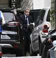 O ex-presidente Nicolas Sarkozy sai de um carro após se encontrar com promotores que o informaram sobre a data de sua encarceração - Paris, 13 de outubro de 2025.  Foto: AFP - JULIEN DE ROSA / RFI