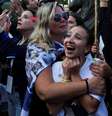 Dezenas de pessoas em Israel aguardavam ansiosamente a libertação dos reféns pelo Hamas na segunda-feira  Foto: Reuters / BBC News Brasil