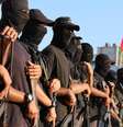 Militantes palestinos fotografados antes da entrega dos reféns na Faixa de Gaza, na segunda-feira (13/10)  Foto: Reuters / BBC News Brasil