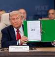 O presidente dos EUA, Donald Trump, faz uma declaração sobre a guerra de Gaza na cúpula de Gaza, presidida pelo presidente egípcio al-Sisi. A reunião de chefes de Estado e de governo discutirá o apoio à Faixa de Gaza após o cessar-fogo entre Israel e o Hamas.  Foto: Michael Kappeler via Getty Images