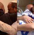 As Forças de Defesa de Israel divulgaram vídeos nesta segunda-feira, 13, mostrando os momentos em que reféns reencontraram suas famílias  Foto: Divulgação/IDF