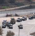 Forças israelenses tomam medidas de segurança ao redor da Prisão Militar de Ofer com veículos blindados e escavadeiras antes dos prisioneiros palestinos serem libertados sob o acordo de troca de reféns por prisioneiros  Foto: Issam Rimawi/Anadolu via Getty Images