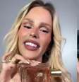 Yasmin Brunet ironiza dois estereótipos do mundo gay ao fazer propaganda de seus perfumes  Foto: Reprodução