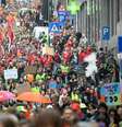 Manifestantes nas ruas de Bruxelas em protesto contra o governo em 14 de outubro de 2025.  Foto: AFP - NICOLAS TUCAT / RFI