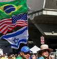 Na Avenida Paulista, manifestantes carregam bandeiras do Brasil, Estados Unidos e Israel, em ato em agosto convocado por aliados de Bolsonaro  Foto: Cadu Pinotti/Agência Brasil / BBC News Brasil