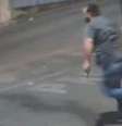 O momento em que o suspeito corre com uma faca na mão e atinge as vítimas foi gravado por Ingridy  Foto: Reprodução