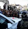 Membros do Hamas entregam alguns dos 20 reféns israelenses às equipes do Comitê Internacional da Cruz Vermelha (CICV), como parte do acordo de cessar-fogo  Foto: Khames Alrefi/Anadolu via Getty Images