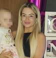 Foto da jovem segurando sua irmã no colo, antes de ser internada  Foto: Reprodução
