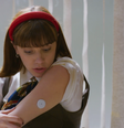 Solange Duprat, personagem de Alice Wegmann, aplica aparelho de diabete  Foto: Reprodução | Globoplay