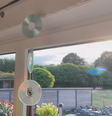 Entenda por que algumas casas estão com CDS pendurados nas janelas ou varandas  Foto: Reprodução/Youtube