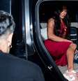 Gracyanne está usando muletas após cirurgia no joelho. Ela foi fotografada saindo do carro em evento, antes de assalto no Rio  Foto: Webert Belicio/ AgNews