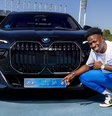 Vini Jr. com seu modelo de carro de luxo  Foto: Reprodução