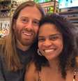 Tucker May e Bárbara Marques compartilharam foto nas redes sociais para anunciar que a cineasta foi libertada  Foto: Reprodução/Instagram