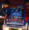 Em Katmandu, nepaleses homenageiam refém nepalês cujo corpo foi entregue pelo Hamas nesta semana a Israel. (15/10/2025)  Foto: AFP - PRAKASH MATHEMA / RFI