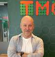 O jornalista Flavio Gomes na redação da rádio TMC, em São Paulo  Foto: Reprodução/@meianov
