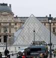 Agentes e veículos da polícia posicionados perto da pirâmide do Museu do Louvre após assalto, em Paris, França, em 19 de outubro de 2025.  Foto: REUTERS - Gonzalo Fuentes / RFI