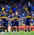 -  Foto: Marcelo Endelli/Getty Images - Legenda: Jogadores do Boca deixam o campo da Bombonera desolados após a derrota para o Belgrano / Jogada10