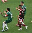 Gustavo Gómez pede pênalti para o Palmeiras  Foto: ALEXANDRE BRUM/ENQUADRAR/ESTADÃO CONTEÚDO